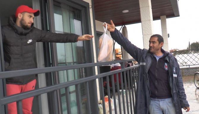 Antalya’da Su Altında Kalan Evlerin Temel İhtiyaçları İş Makinesiyle Giderildi