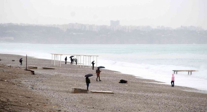 Dünyaca Ünlü Sahilin Rengi Değişti, Tatilcilerin Yerini Defineciler Aldı