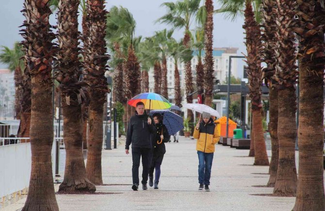 Dünyaca Ünlü Sahilin Rengi Değişti, Tatilcilerin Yerini Defineciler Aldı