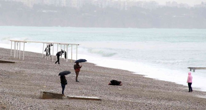 Dünyaca Ünlü Sahilin Rengi Değişti, Tatilcilerin Yerini Defineciler Aldı