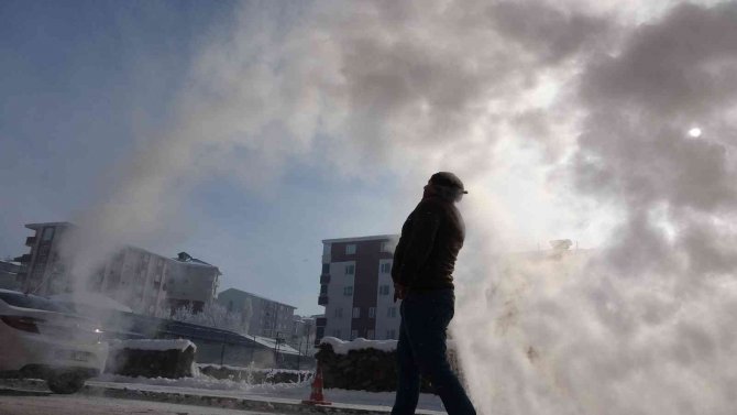 Ardahan Buz Kesti, Havaya Serpilen Sıcak Su Bile Dondu