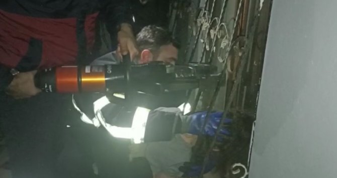 Pencerenin Demirine Sıkışan Çocuğu İtfaiye Kurtardı