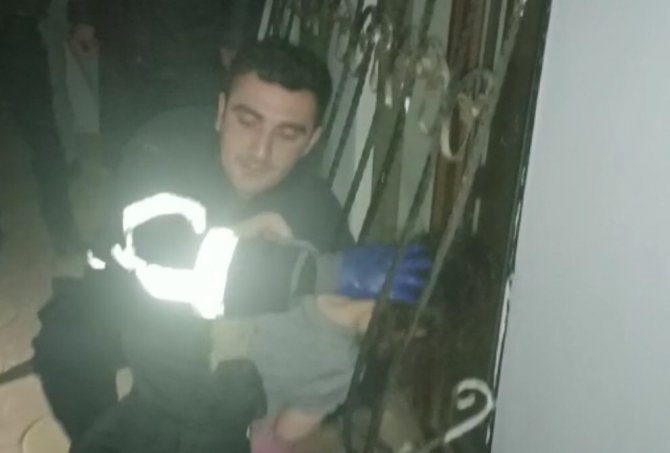 Pencerenin Demirine Sıkışan Çocuğu İtfaiye Kurtardı