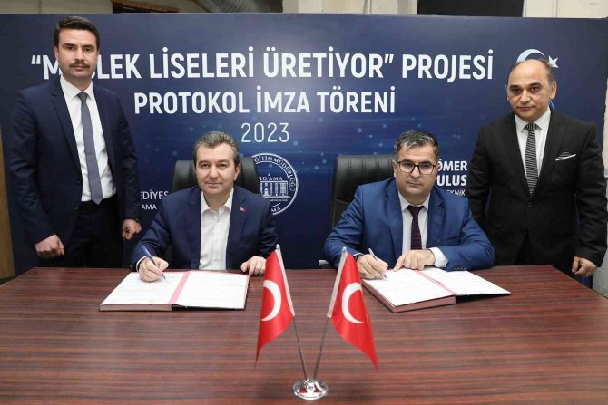 Bergama’nın Parklarını Öğrencilerin Yaptığı Banklar Süsleyecek