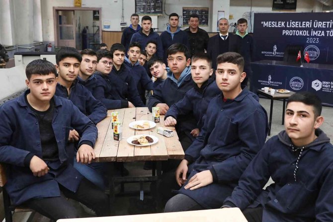 Bergama’nın Parklarını Öğrencilerin Yaptığı Banklar Süsleyecek
