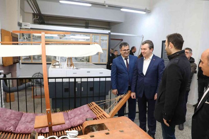 Bergama’nın Parklarını Öğrencilerin Yaptığı Banklar Süsleyecek