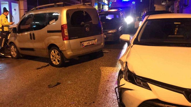 Bilecik’te Zincirleme Trafik Kazası, 4 Araç Hasar Görürken 2 Kişi De Yaralandı