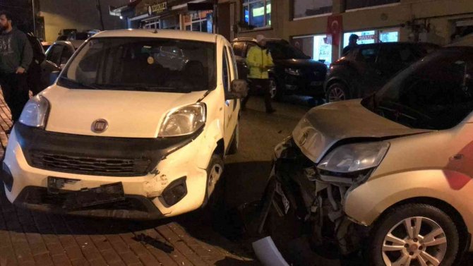 Bilecik’te Zincirleme Trafik Kazası, 4 Araç Hasar Görürken 2 Kişi De Yaralandı