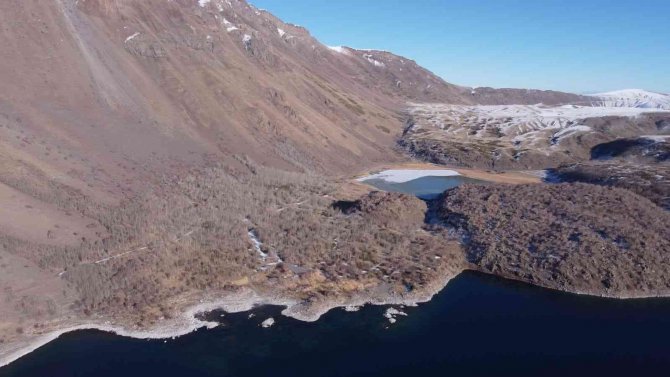 Nemrut Krater Gölü’nde İki Mevsim Bir Arada Yaşanıyor