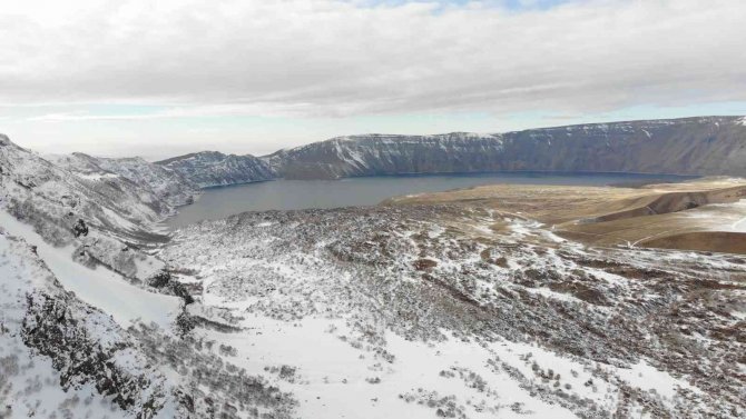 Nemrut Krater Gölü’nde İki Mevsim Bir Arada Yaşanıyor