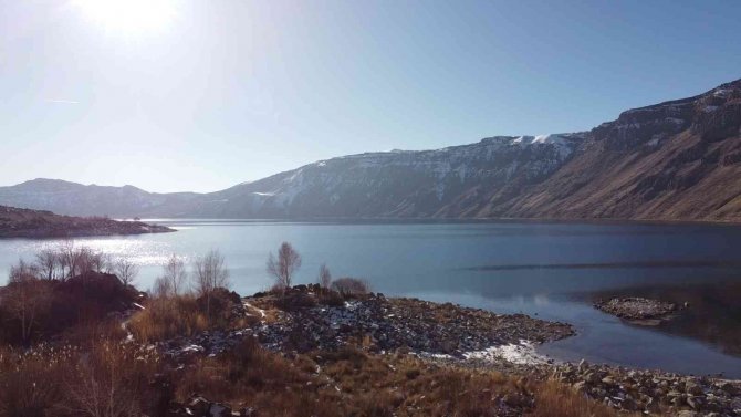 Nemrut Krater Gölü’nde İki Mevsim Bir Arada Yaşanıyor