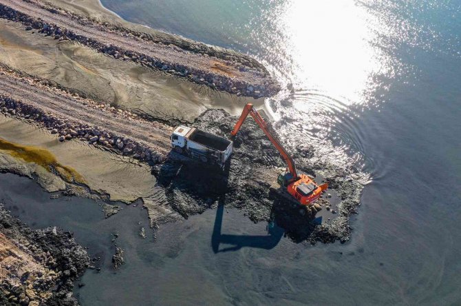 Van Gölü, Çevre, Şehircilik Ve İ̇klim Değişikliği Bakanlığı Desteğiyle Çamurdan Arındırılıyor