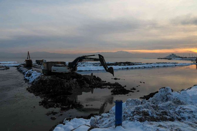 Van Gölü, Çevre, Şehircilik Ve İ̇klim Değişikliği Bakanlığı Desteğiyle Çamurdan Arındırılıyor