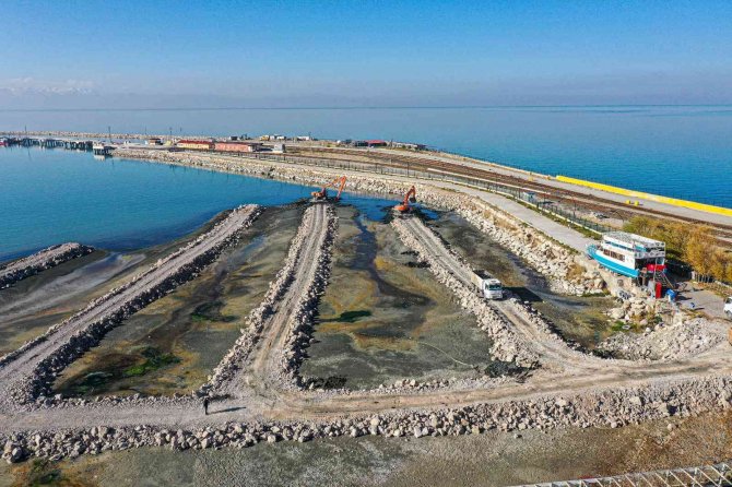 Van Gölü, Çevre, Şehircilik Ve İ̇klim Değişikliği Bakanlığı Desteğiyle Çamurdan Arındırılıyor