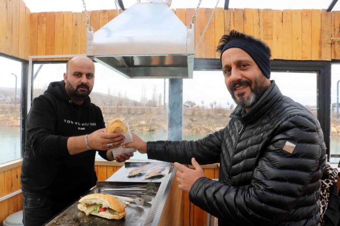 Denize Kıyısı Olmayan Sivas’ta Teknede Balık Ekmek Keyfi Yaşanıyor