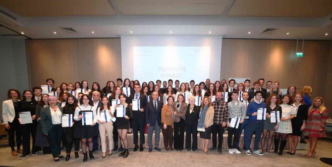 Uluslararası Gençlik Ödül Programı’na Katılan 450 Genç Sertifikalarını Aldı