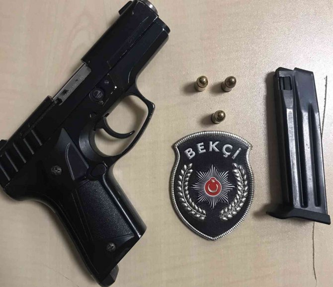 Düzce Polisinden Denetim: 8 Tabanca Ve Kılıç Ele Geçirildi