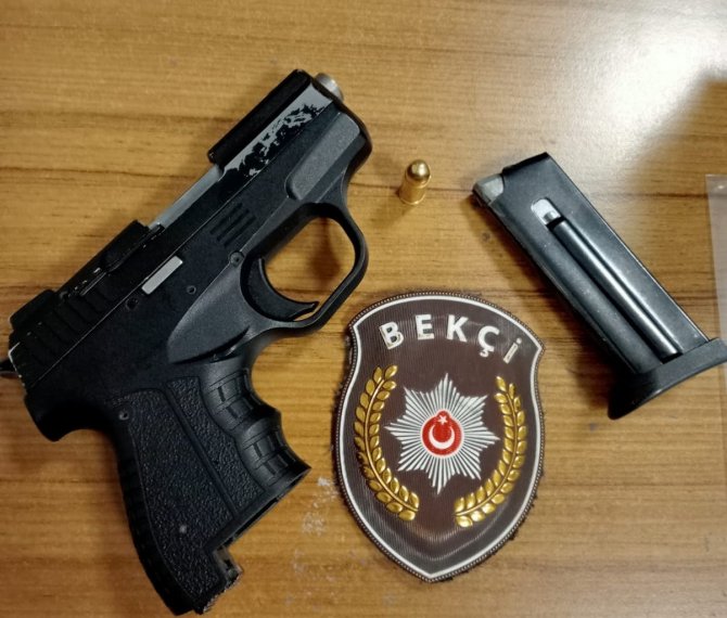Düzce Polisinden Denetim: 8 Tabanca Ve Kılıç Ele Geçirildi
