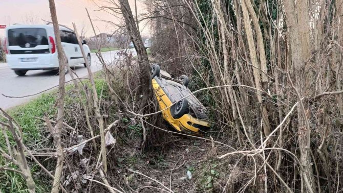 Düzce’de Otomobil Kanala Uçtu, Sürücü Yara Almadan Kurtuldu
