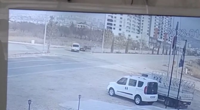Elazığ’daki Trafik Kazası Güvenlik Kamerasına Yansıdı: 2 Yaralı