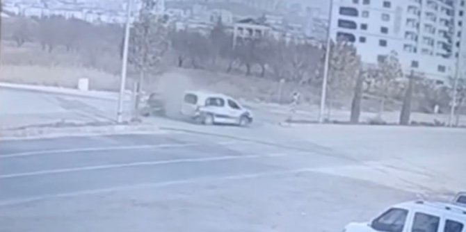 Elazığ’daki Trafik Kazası Güvenlik Kamerasına Yansıdı: 2 Yaralı