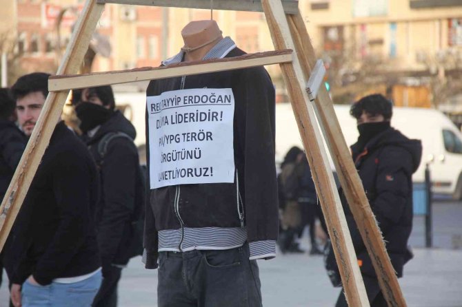 İ̇dam Sehpasını Kurup Erzincan’ın Meydanında Maketi Astılar