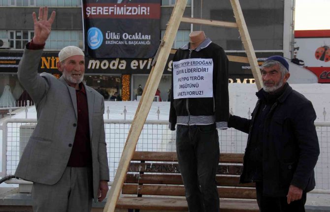 İ̇dam Sehpasını Kurup Erzincan’ın Meydanında Maketi Astılar