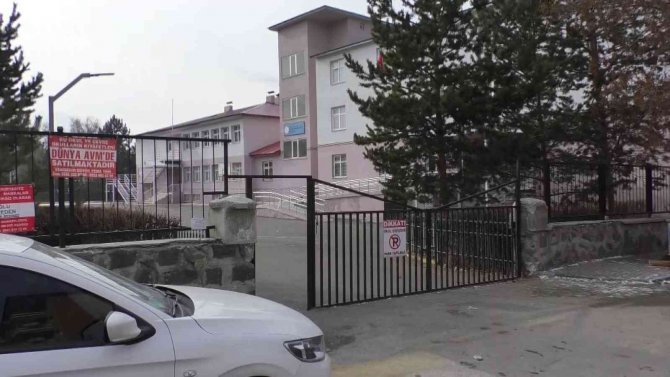 Okul Müdür Yardımcısı Nöbetci Öğretmenin Eşi Tarafından Darp Edildi