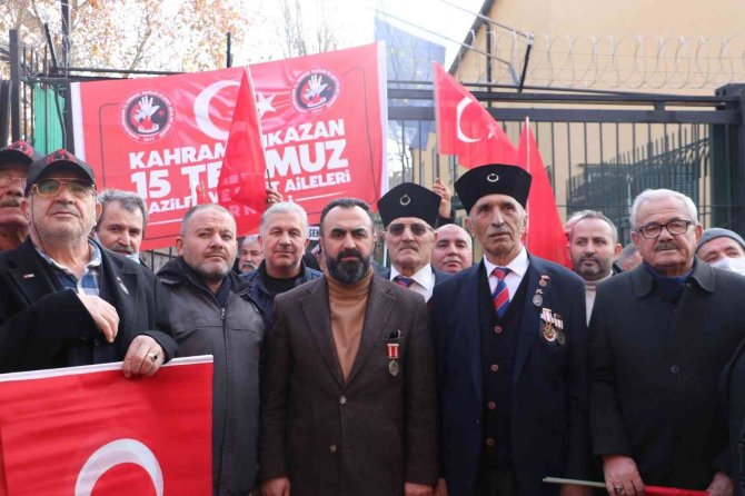 Gaziler İle Şehit Yakınları, İ̇sveç’in Ankara Büyükelçiliği’ne Siyah Çelenk Bıraktı