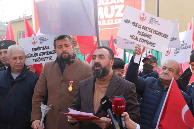 Gaziler İle Şehit Yakınları, İ̇sveç’in Ankara Büyükelçiliği’ne Siyah Çelenk Bıraktı