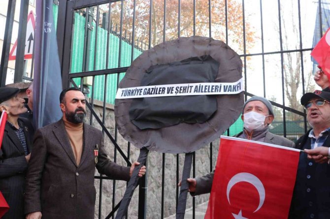 Gaziler İle Şehit Yakınları, İ̇sveç’in Ankara Büyükelçiliği’ne Siyah Çelenk Bıraktı