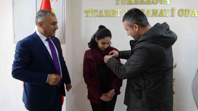 Türkiye İkinciliğini Kazanan Yüksekovalı Öğrencilere İş Adamlarından Altın Hediyesi