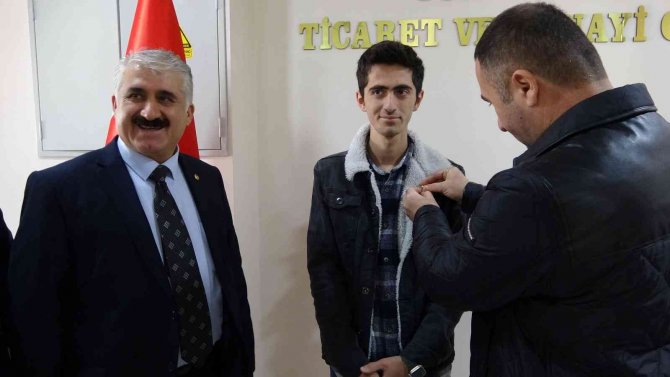 Türkiye İkinciliğini Kazanan Yüksekovalı Öğrencilere İş Adamlarından Altın Hediyesi