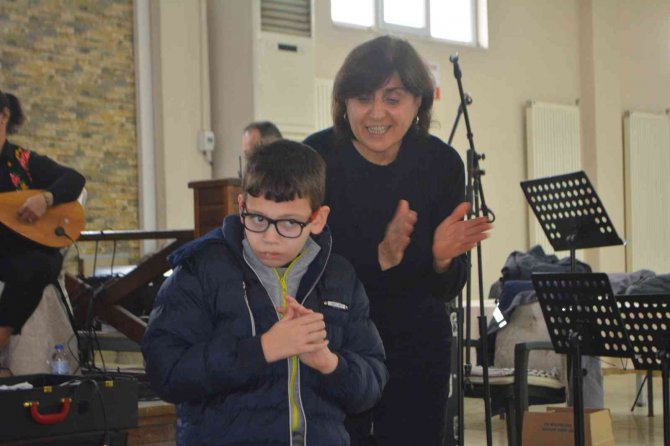 İ̇vrindili Engelli Çocuklara Ayvalık’tan Türkü Terapisi