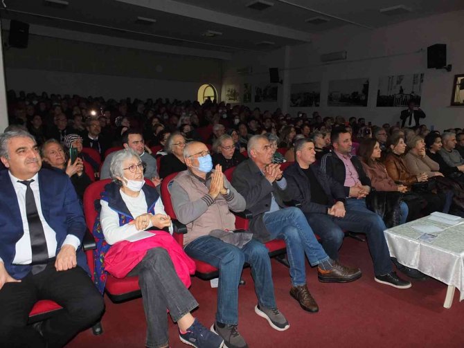 Balıkesir’de Halk Eğitim Korosu’nun Konseri Coşturdu