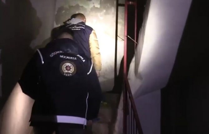 İ̇zmir’de ’Şok Evleri’ne Polis Baskını: 70 Düzensiz Göçmen İle 7 Organizatör Yakalandı