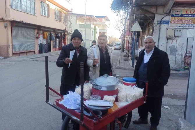73 Yaşında 30 Yıldır Sokak Sokak Gezerek Nohut Satıyor