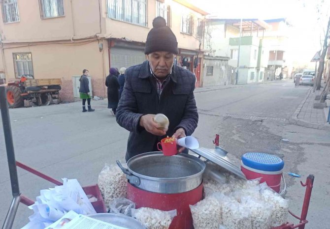 73 Yaşında 30 Yıldır Sokak Sokak Gezerek Nohut Satıyor