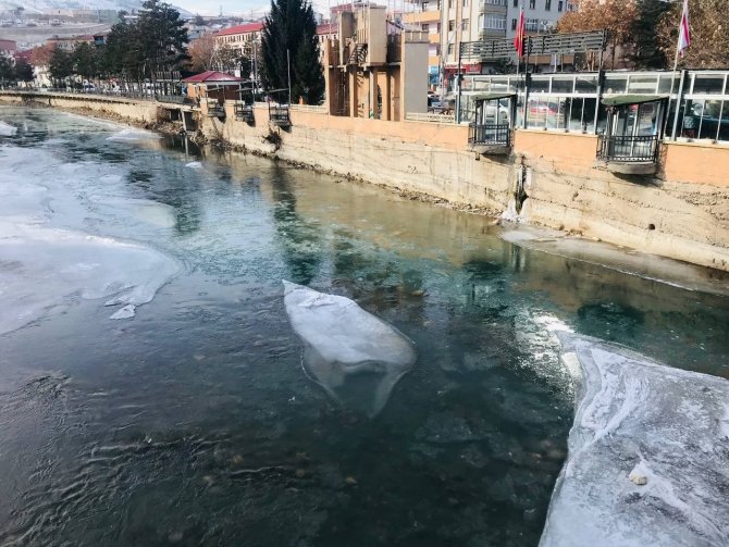 Bayburtlu Vatandaşın Soğuk Havayla İmtihanı: 5 Kat Kazak Giyindi!