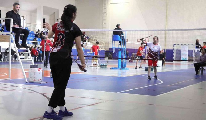 Karaman’da Okul Sporları Gençler Badminton Grup Müsabakaları Başladı