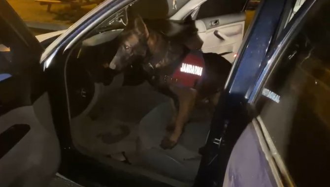 ‘Dur’ İhtarına Uymayarak Kaçmaya Çalışan Şahısların Aracından Metamfetamin Çıktı: 4 Gözaltı