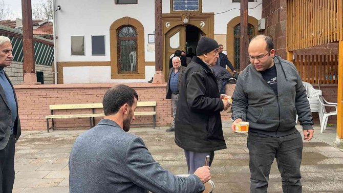 Yıllardır Devam Eden Gelenek: Her Cuma Namazının Ardından Çorba İkram Ediliyor