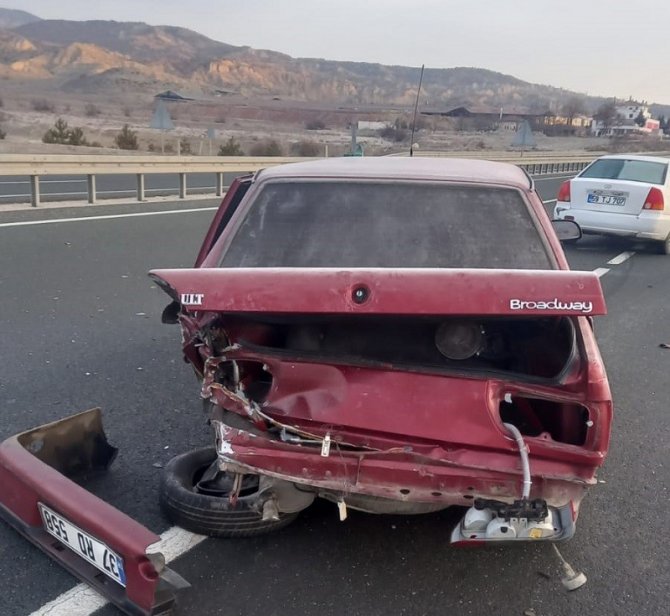 D100’de İki Otomobil Çarpıştı: 2 Yaralı