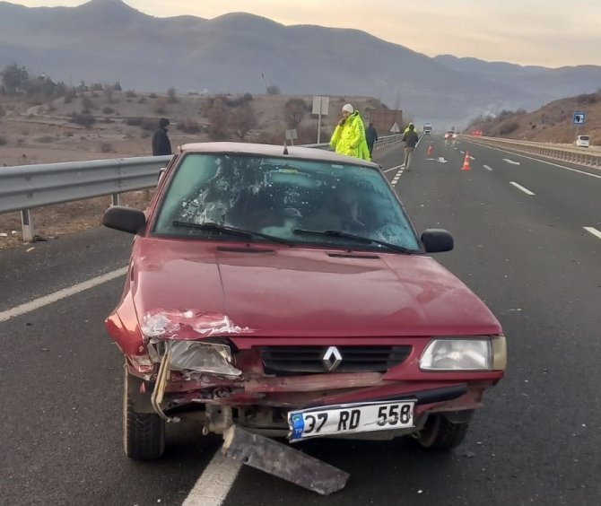 D100’de İki Otomobil Çarpıştı: 2 Yaralı