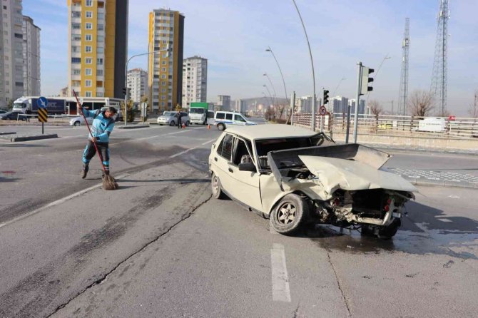 Ticari Araçla Çarpışan Otomobil Perte Çıktı: 2 Yaralı