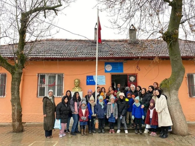 Kendi Ördükleri Atkı, Şapka Ve Eldivenleri Öğrencilere Hediye Ettiler