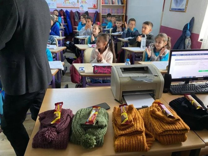 Kendi Ördükleri Atkı, Şapka Ve Eldivenleri Öğrencilere Hediye Ettiler