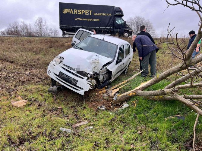 Kontrolden Çıkan Otomobil Yol Dışına Uçtu: 3 Yaralı
