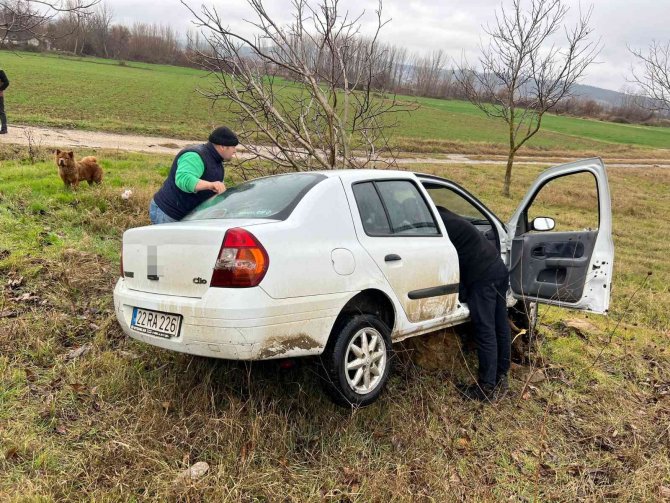 Kontrolden Çıkan Otomobil Yol Dışına Uçtu: 3 Yaralı