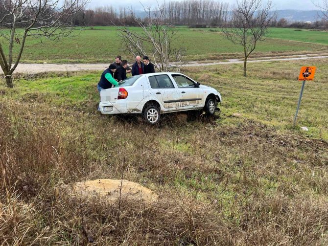 Kontrolden Çıkan Otomobil Yol Dışına Uçtu: 3 Yaralı